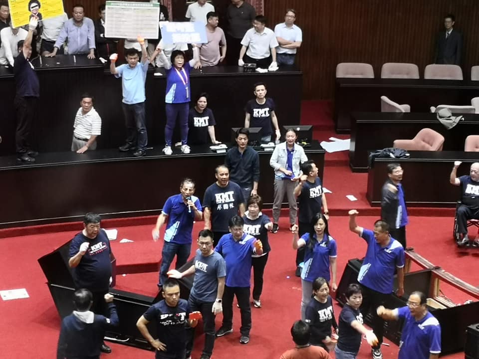 國民黨、民眾黨與時代力量黨團皆齊聲反對，質疑跳過審查程序、直接表決不符民主精神。(劉玉秋 攝)