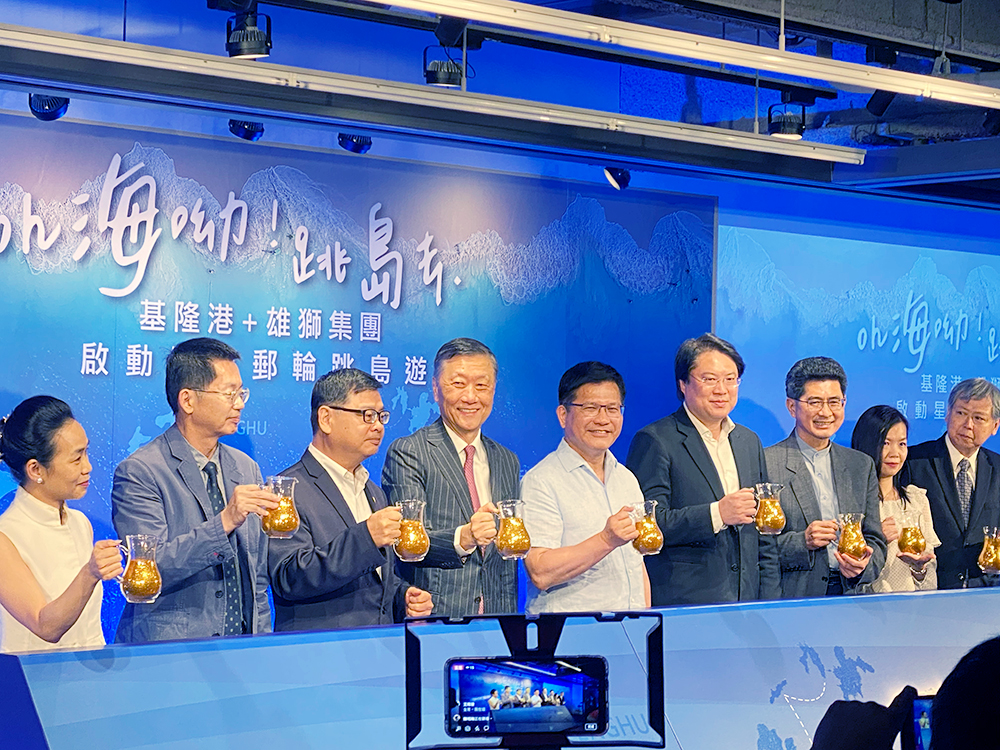 左起：雲頂郵輪集團業務部副總裁劉曉寧、航港局長郭添貴、觀光局長張錫聰、雄獅集團董事長王文傑、交通部長林佳龍、基隆市長林右昌、金門縣副縣長黃怡凱等貴賓，共同為「探索夢號」跳島遊程舉行啟動儀式。(吳琍君攝)