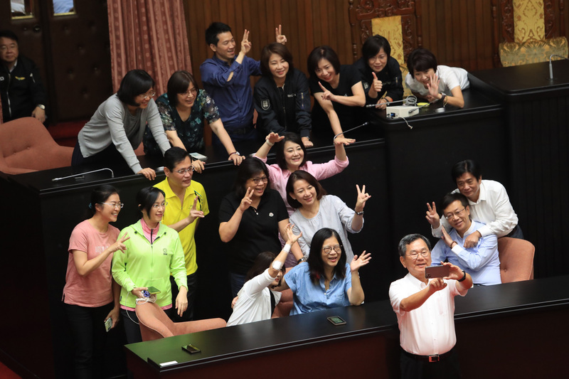 立法院會17日將進行監察院人事同意權案投票，民進黨團一早先在議場開會，討論投票前的攻防位置；7時5分左右，民進黨立委已在主席台周圍坐定位，自拍留念。(圖：中央社)
