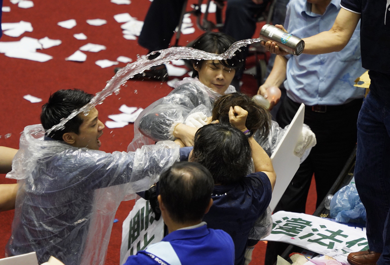 立法院會7月17日進行監察院人事同意權案投票，國民黨立委丟水球、灑水企圖阻擋開票，並與民進黨立委爆發肢體衝突。(資料照片/中央社)