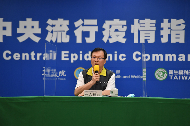 中央流行疫情指揮中心17日下午舉行記者會，指揮中心發言人莊人祥（圖）宣布台灣新增2例武漢肺炎（2019冠狀病毒疾病，COVID-19）確診，為境外移入，全台累計454例。(圖：中央社)