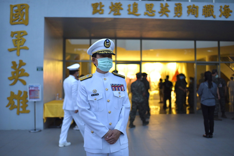 海軍陸戰隊指揮官王瑞麟（前）17日傍晚帶領官兵代表，陪伴殉職隊員眷屬舉行點燈追思會，緬懷日前在操演意外中殉職的兩名陸戰隊員陳志榮、蔡博宇。(圖：中央社)