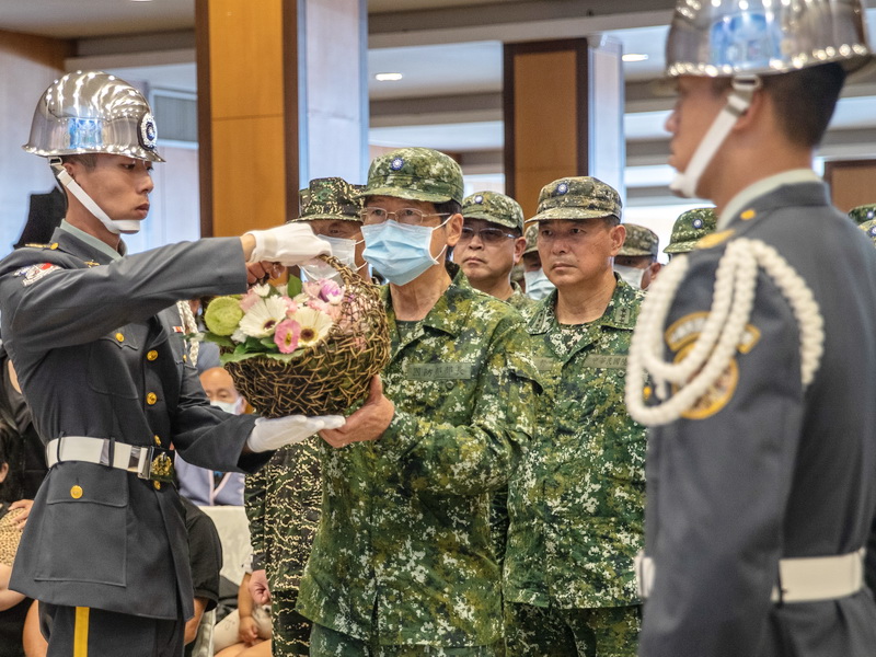 國防部長嚴德發17日率國防部代表前往國軍桃園總醫院懷遠堂向殉職飛官獻花致意 (軍聞社提供)