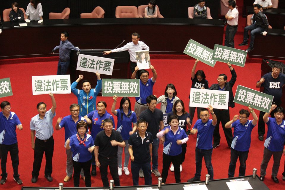 監察院人事同意權案在朝野激烈衝突中全數過關，國民黨團強烈質疑監委人事同意權投票作弊，並轉往台北地檢署按鈴告發；時代力量黨團也批評監委人事同意權處理過程充滿瑕疵，不顧正當法律程序，非國會該有的樣子；民進黨團則說，監委人事案合法合憲，衝突已經結束，盼朝野一起合作，修憲廢考監。（劉玉秋攝）