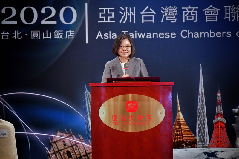 蔡英文總統18日出席活動時，有海外台商反映，台商受疫情衝擊嚴重，希望政府能提供協助。(圖：中央社)
