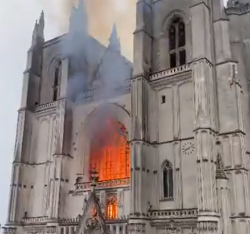 法國西北部布列塔尼半島的南特主教座堂18日教堂內部發生大火。(圖擷自推特)