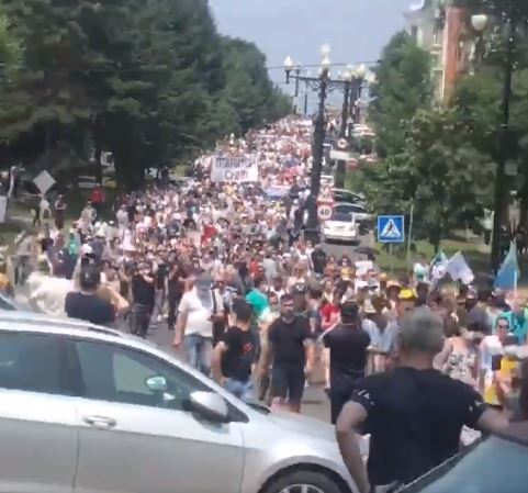 俄羅斯遠東地區哈巴羅夫斯克市(Khabarovsk)18日至少有1萬人上街遊行，要求當局釋放因涉命案而於上週被捕的高人氣地方行政首長弗格(Sergei Furgal)。(圖取自推特)