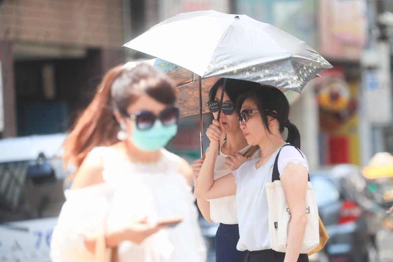 台北測站24日下午2時19分觀測到攝氏39.7度高溫，打破歷史紀錄，寫下史上台北最高溫。(圖：中央社)