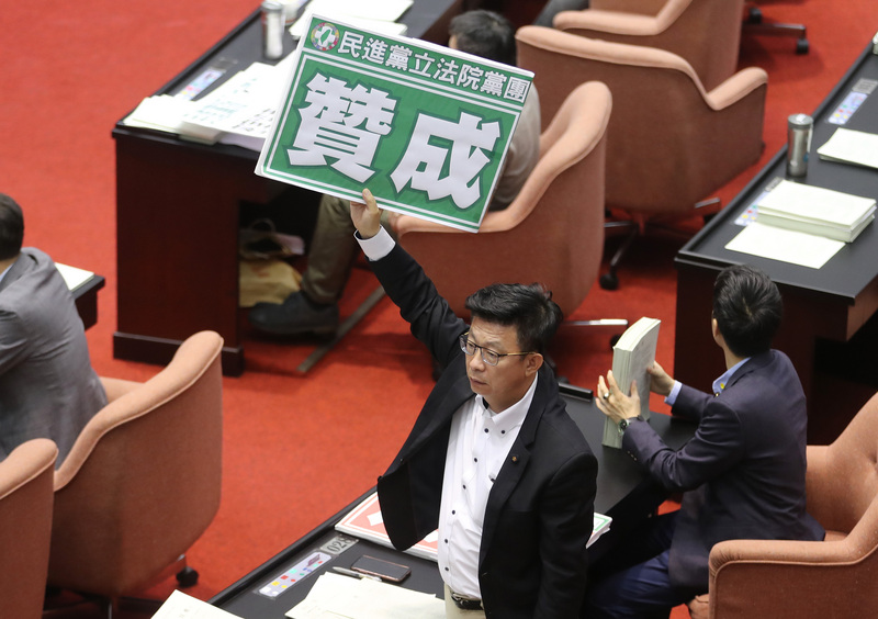 立法院臨時會持續處理「國民法官法」草案，為了力拚明日臨時會結束前完成三讀，院會稍早通過民進黨團的提案，延長開會時間至全部議案審查完竣，院會將上演「不斷電」表決大戰。(圖：中央社)