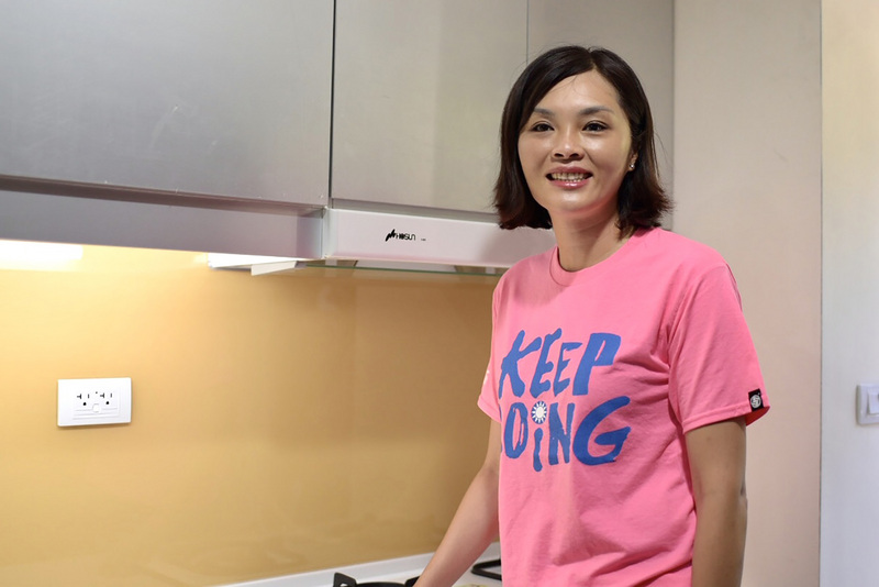 國民黨高雄市長補選參選人李眉蓁論文遭質疑抄襲，中山大學表示，學校備有嚴謹、專業審查機制，受理檢舉案後，將成立審定委員會，送校外專業領域學者審查。圖為李眉蓁20日參觀高雄前金社會住宅。(圖：中央社)