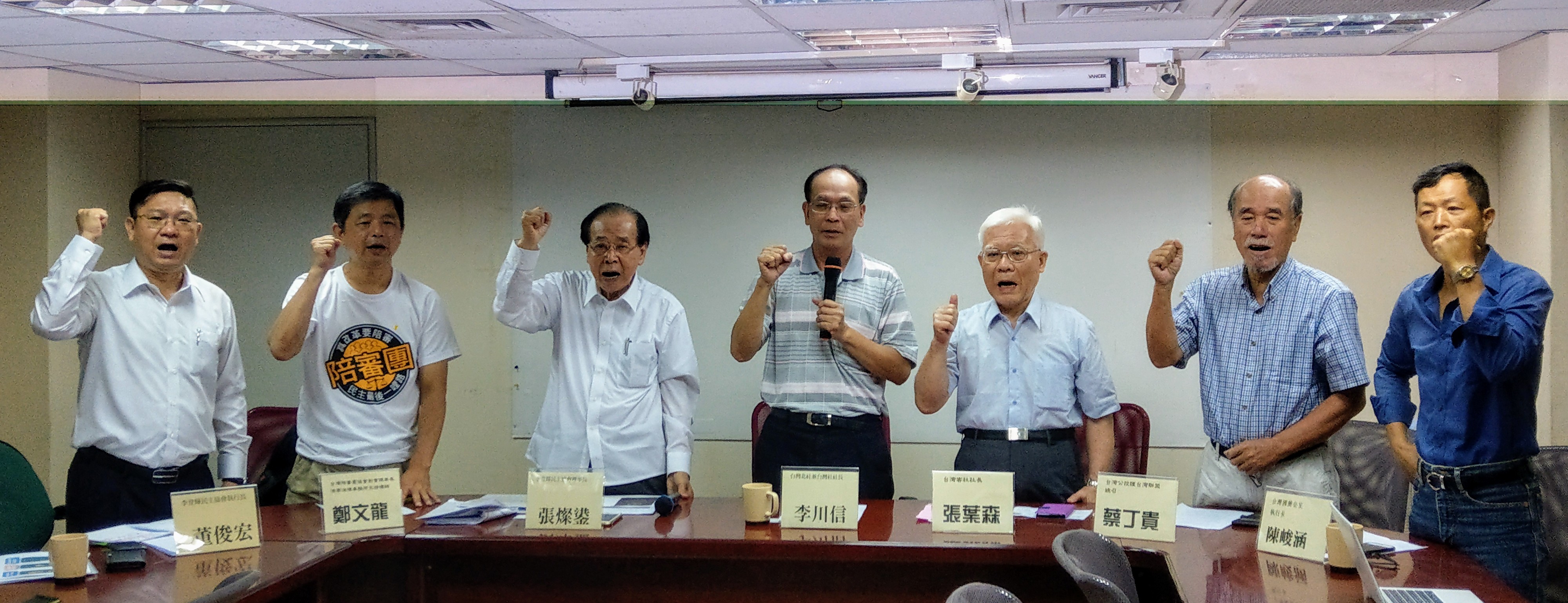 多個本土社團20日舉行記者會，呼籲立法院臨時會通過華航、護照正名公決案以及參審陪審併行制。(劉品希 攝)