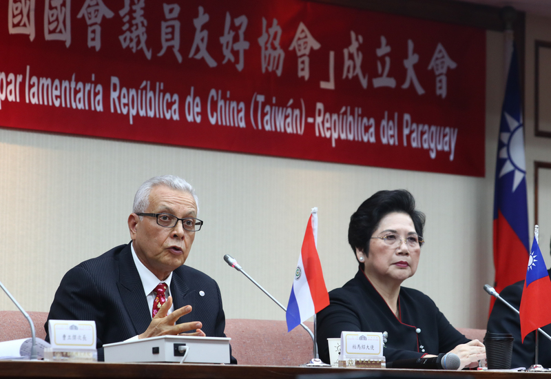 國民黨立委溫玉霞（右）21日在立法院舉行「中華民國台灣與巴拉圭國會議員友好協會」成立大會，邀請巴拉圭駐台大使柏馬紹（左）與會致詞。(圖：中央社)