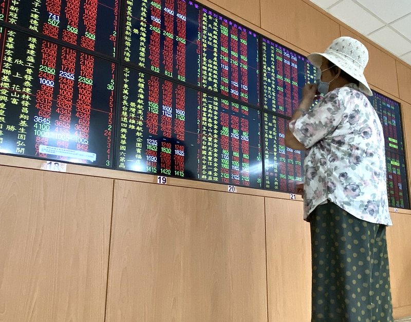 台積電掌多頭兵符， 台股再創30年新高。(資料照片/中央社)