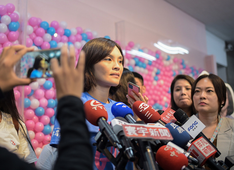 國民黨高雄市長補選參選人李眉蓁（左）爆出論文爭議，教育部表示，將由中山大學審議。（中央社）