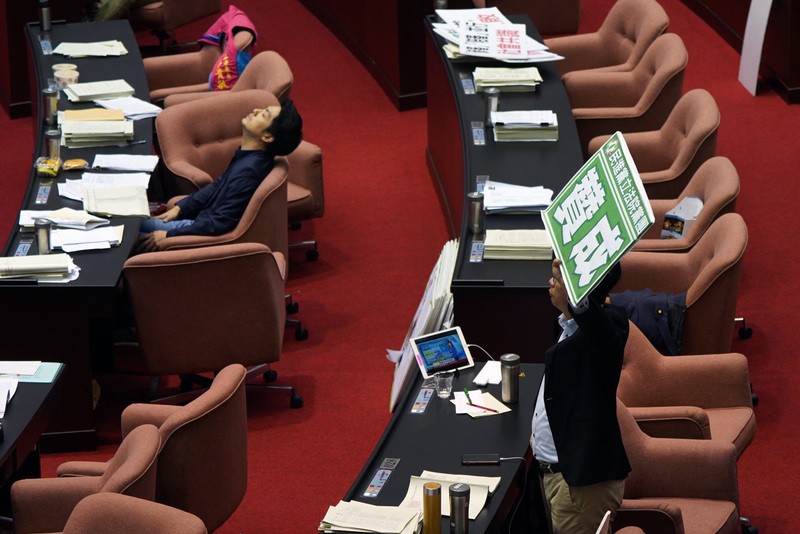立法院臨時會院會21日晚間繼續處理國民參與刑事審判法草案等案，藍綠立委持續在修正條文表決過程僵持，歷經漫長議事過程，晚間部分立委難掩倦意。(圖：中央社)