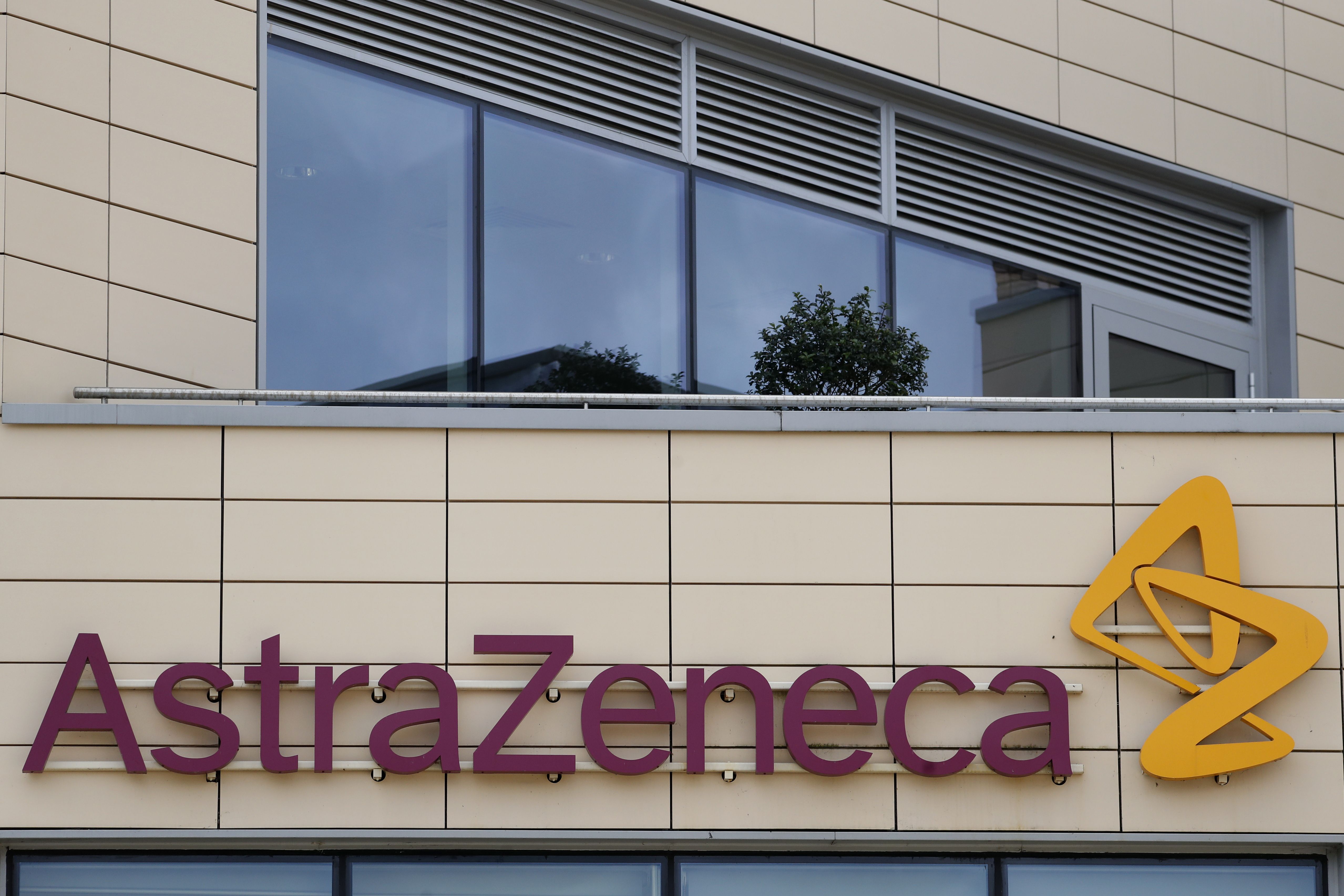 英國牛津大學與藥廠阿斯特捷利康(AstraZeneca)合作研發的新型冠狀病毒實驗疫苗，因受試者出現不良反應暫停臨床試驗。(美聯社/達志影像)