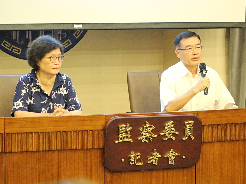 針對今年初黑鷹直升機飛安事件，監委包宗和(右)、仉桂美(左)22日表示，空軍八天中主任任亦偉、攔管長周士凱違失事證明確，監察院通過彈劾 (央廣記者王照坤 攝)
