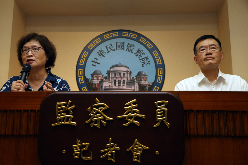 黑鷹直升機1月2日失事，參謀總長沈一鳴上將等人殉職。圖為監察委員包宗和（右）、仉桂美（左）22日上午在監察院召開記者會說明。(資料照：中央社)