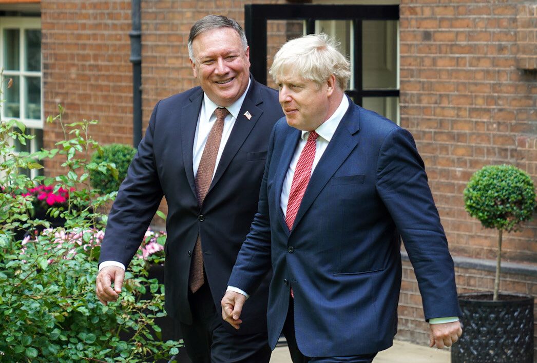 美國國務卿蓬佩奧(Mike Pompeo)21日拜會英國首相強生(Boris Johnson)。 (圖:美國國務院)