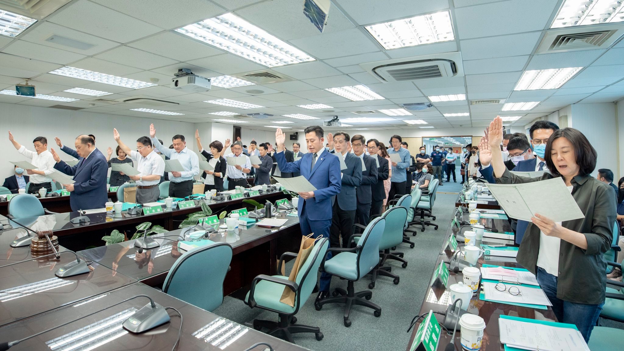 民進黨日前完成黨內權力核心改選，新任中執委、中常委、中評委22日宣誓就職。（圖：民進黨提供）