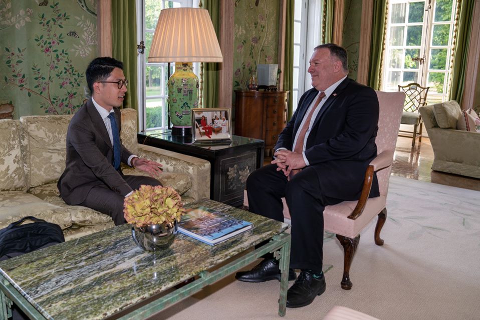 美國國務卿蓬佩奧（Mike Pompeo）21日在英國倫敦，與前香港眾志主席羅冠聰會面，交換對香港問題的看法。(臉書)