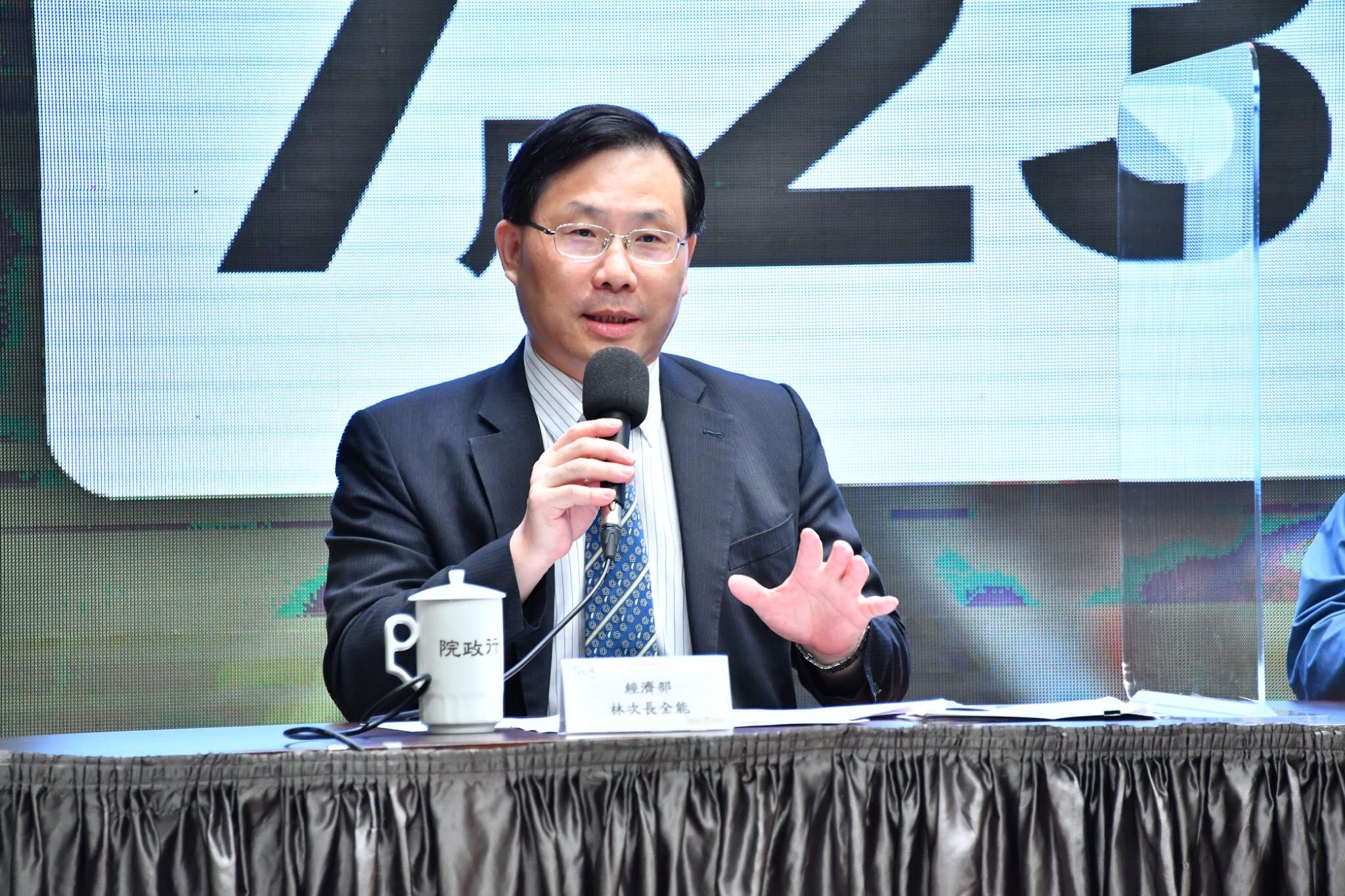 經濟部次長林全能表示，會等到局勢明朗後，再開臨時會審議新版電價，最晚會在3個月內，也就是6月底之前召開。(行政院提供)