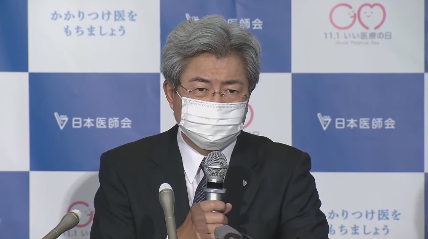 日本醫師會會長中川俊男呼籲日本全國民眾，連假盡量忍耐勿外出。(圖擷取自YouTube)