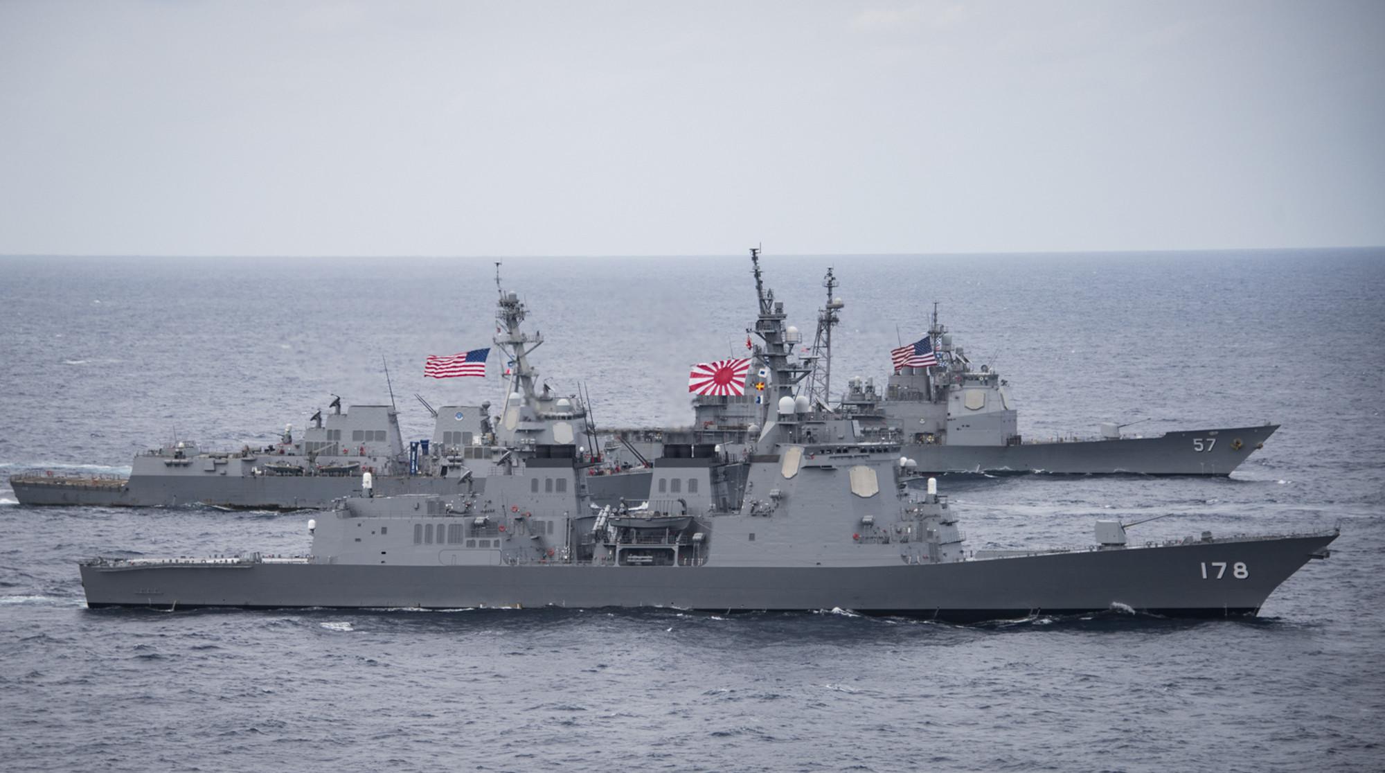 圖為日本海上自衛隊神盾艦「足柄號」(前)2017年在菲律賓海參與演習。 (圖:美國海軍)