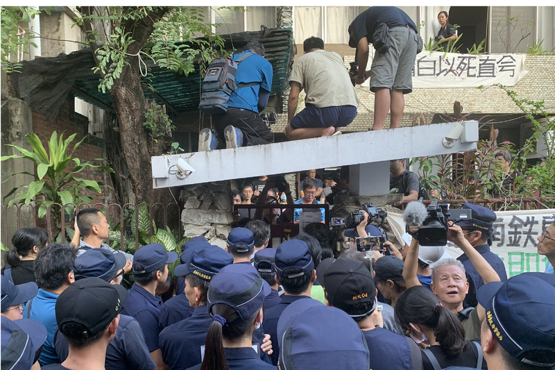 鐵道局中部工程處23日清晨執行台南市鐵路地下化工程最後一戶拒遷戶的強制拆除，社運人士於執行前在屋內集結抗爭，警力在屋外部署。(圖:中央社)
