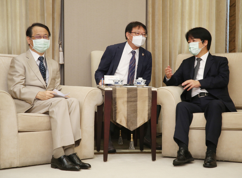 副總統賴清德（右）23日在總統府接見日本台灣交流協會台北事務所代表泉裕泰（左），感謝日本政府支持台灣參與WHA，並表示面對武漢肺炎、天災或是國際局勢變化，國家間互相合作都是非常必要，希望台日關係能夠更緊密，共同面對各種事情。(圖：中央社)