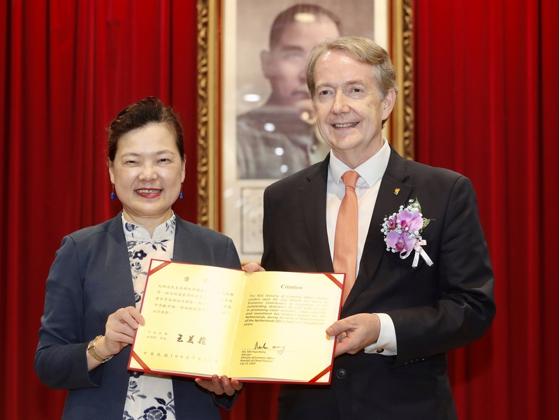 荷蘭駐台代表紀維德任內積極推動台荷經貿交流，經濟部長王美花23日下午頒贈經濟專業獎章給紀維德。(圖：中央社)