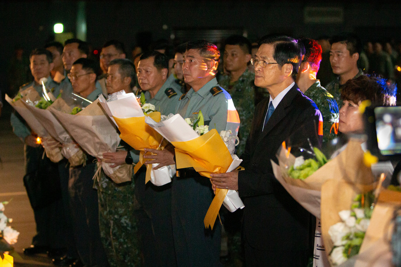 國防部長嚴德發（右2）23日傍晚率國軍重要幹部向2名OH-58D殉職飛官獻花致意。（軍聞社提供）