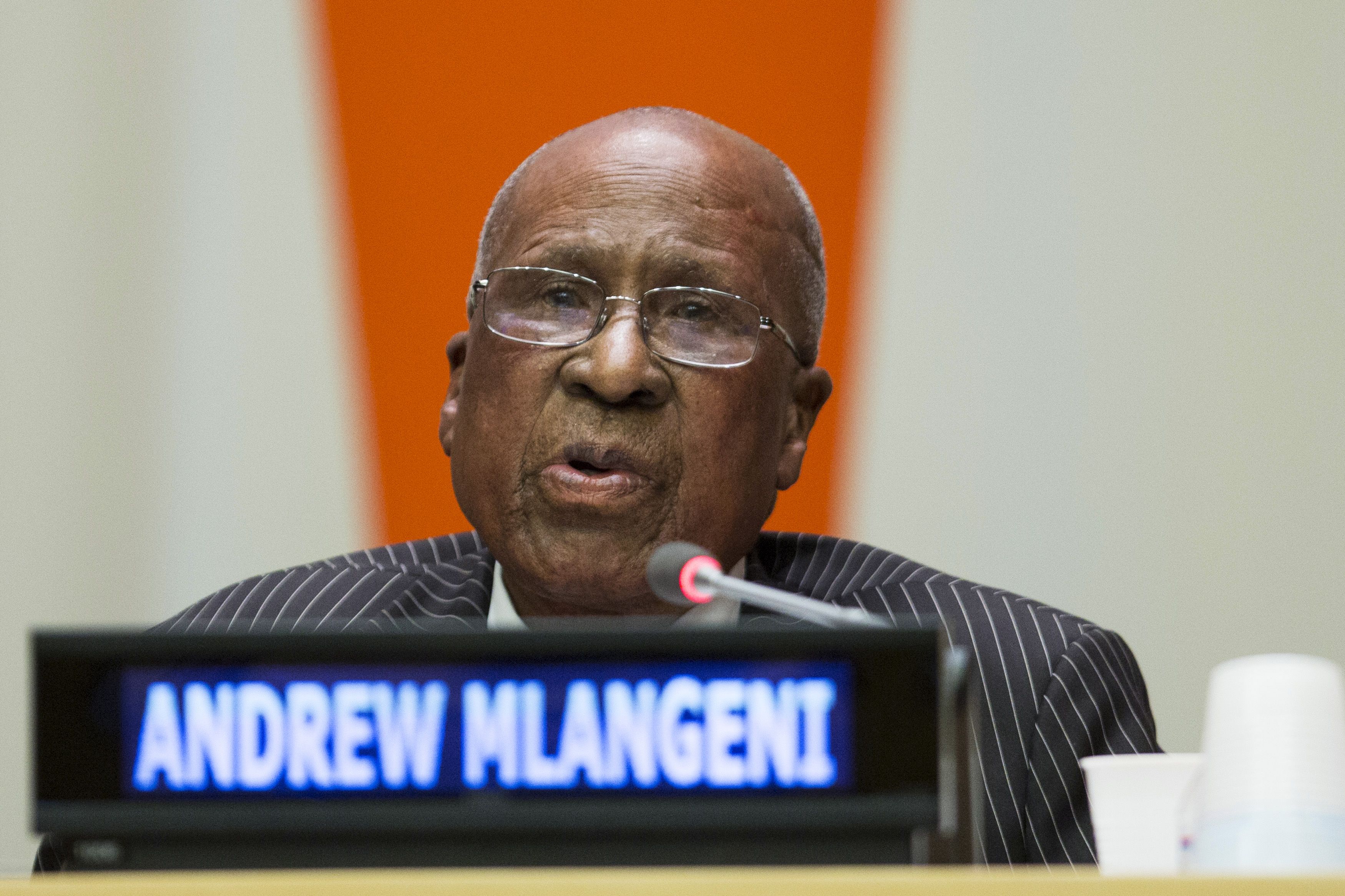 南非反種族隔離政策的指標人物慕蘭杰尼(Andrew Mlangeni)22日辭世，享壽95歲。(路透社/達志影像)