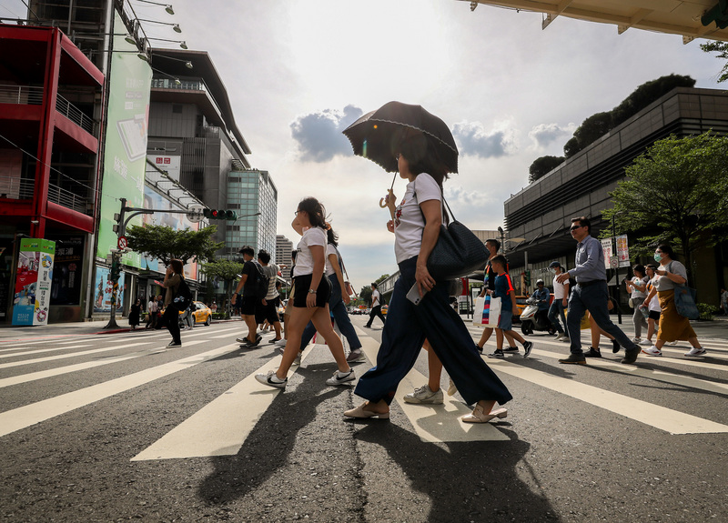 根據中央氣象局統計，截至7月28日全台13測站平均高溫為攝氏30.08度，跟歷史上7月均溫最高溫紀錄2014年29.98度，還要高出0.1度，預估整個7月平均溫度將會刷新紀錄。(圖：中央社)