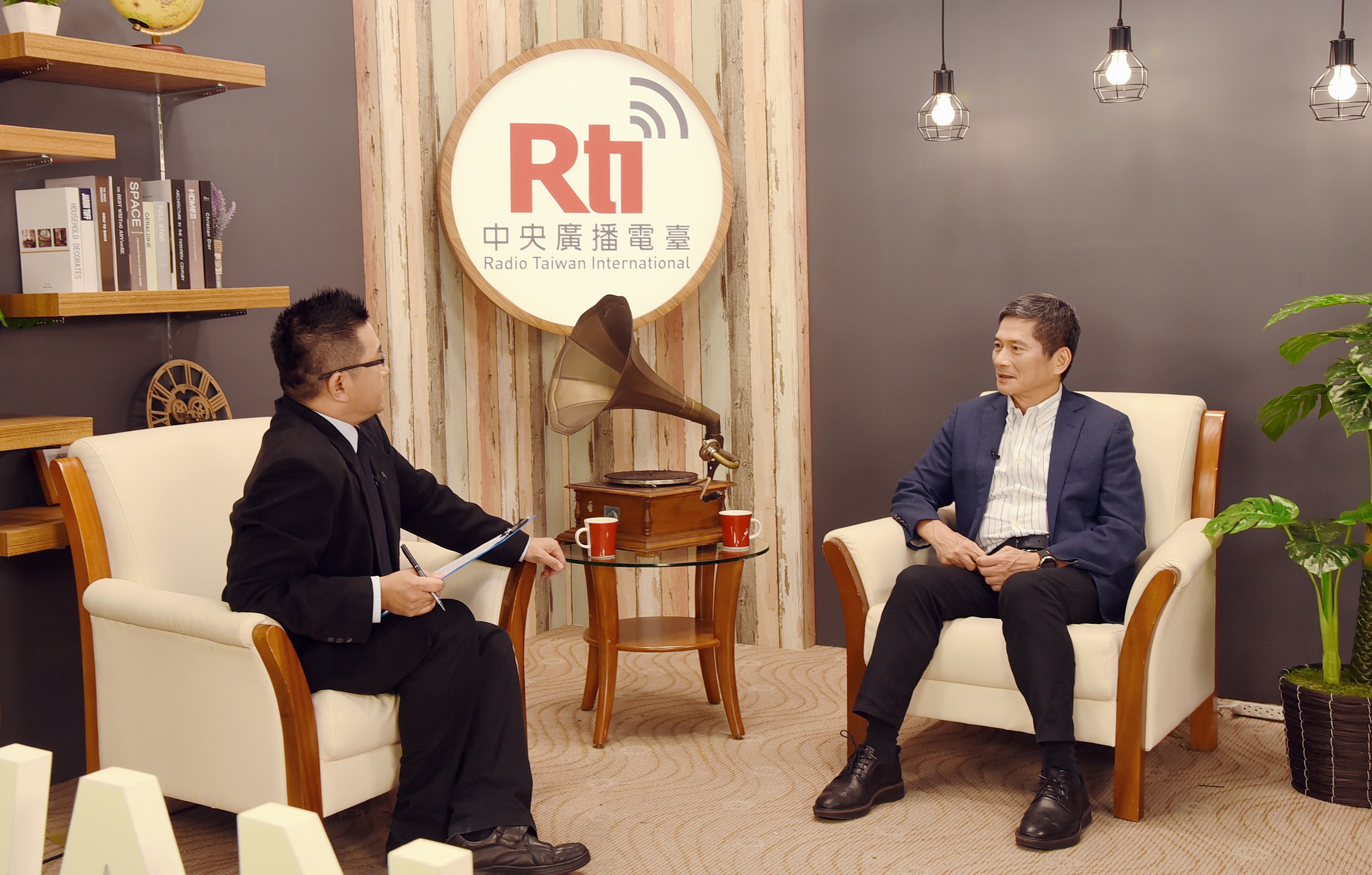 文化部長李永得(右)接受央廣主持人夏治平(左)專訪，強調成立「國際英語影音平台」可向國際分享台灣價值，有其必要性。