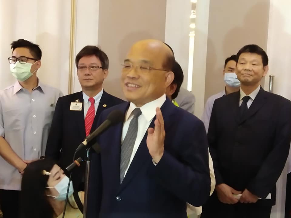 針對國民黨立委批評紓困3.0預算先花錢再報備，行政院長蘇貞昌24日表示，一切依照特別條例規定辦理。(王韋婷攝)