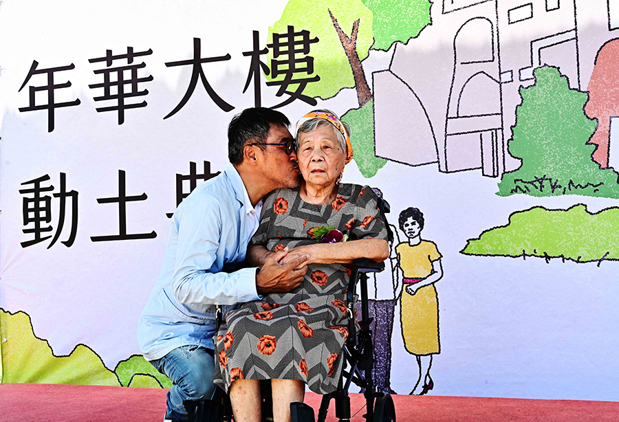 李宗盛和96歲的母親連袂到花蓮參加年華大樓動土典禮。(圖:相信音樂提供)