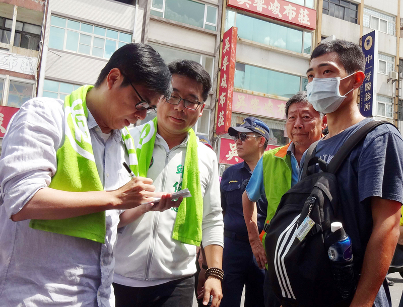 民進黨高雄市長補選參選人陳其邁（左）25日到前金區和苓雅區的傳統市場拜票，受到攤商及民眾歡迎，紛紛要求簽名與合影。(圖：中央社)