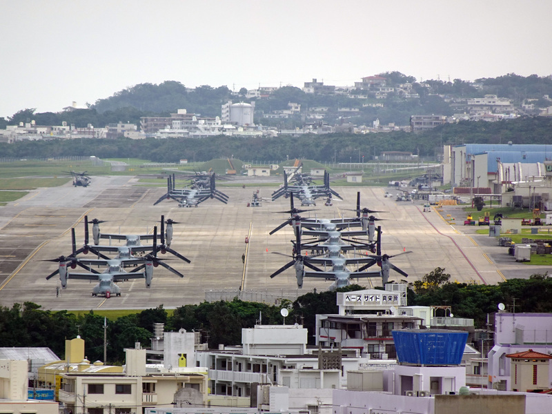 美軍駐沖繩基地群聚感染，日本將對美軍入境者全數篩檢。圖為去年2月28日普天間機場。