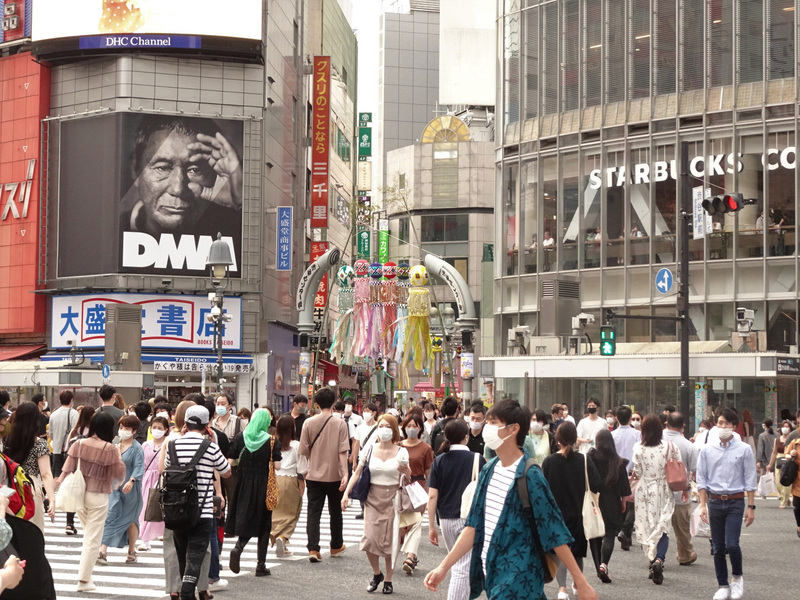 日本武漢肺炎新增803人確診，累計病例突破3萬人。圖為24日東京澀谷車站前。