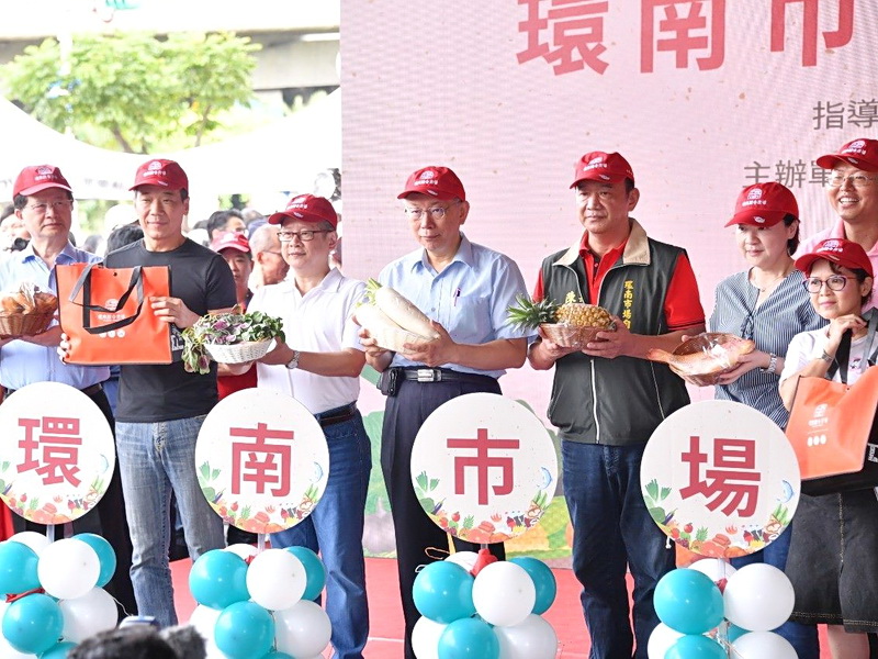 台北市長柯文哲(中)25日出席環南市場開幕活動 (北市府提供)