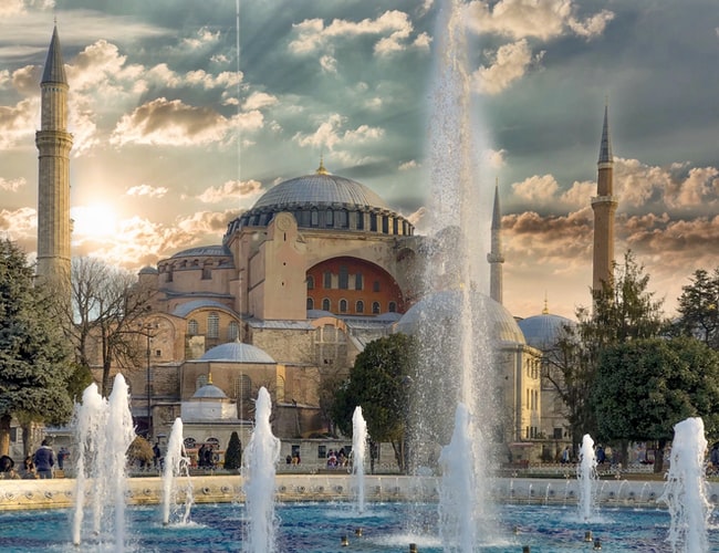 聖索菲亞(Hagia Sophia)這個月10日被從博物館改回清真寺。(Zen zeee/Unsplash)