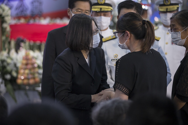 蔡英文總統今天前往高雄左營海軍軍官學校親頒褒揚令，表彰殉職的陳志榮士官長及蔡博宇下士對國家的付出與貢獻，並向家屬致意。(圖：總統府提供)