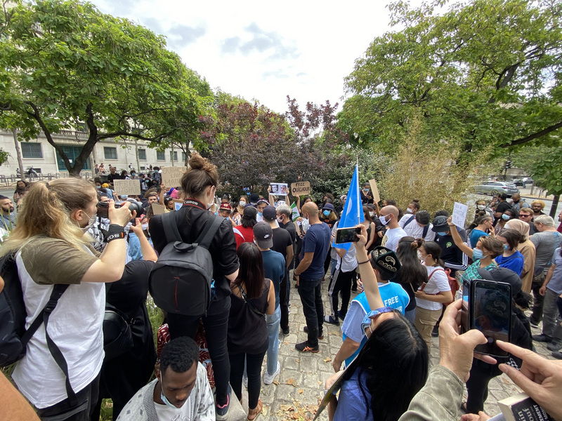 維吾爾族受壓迫的議題近日再度浮上檯面，受到法國媒體與政治人物關注，連外長日前也公開嚴厲批評中國。25日聲援維吾爾人活動受到媒體關注報導。(圖：中央社)