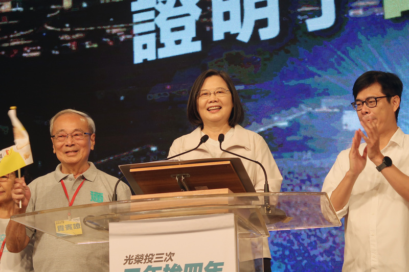 總統蔡英文（中）26日出席「百工百業挺其邁大會」，為民進黨高雄市長補選參選人陳其邁（右）拉抬選情，蔡總統致詞表示，這次補選要用選票找回光榮，希望大家透過支持陳其邁，追回失去的兩年。(圖：中央社)