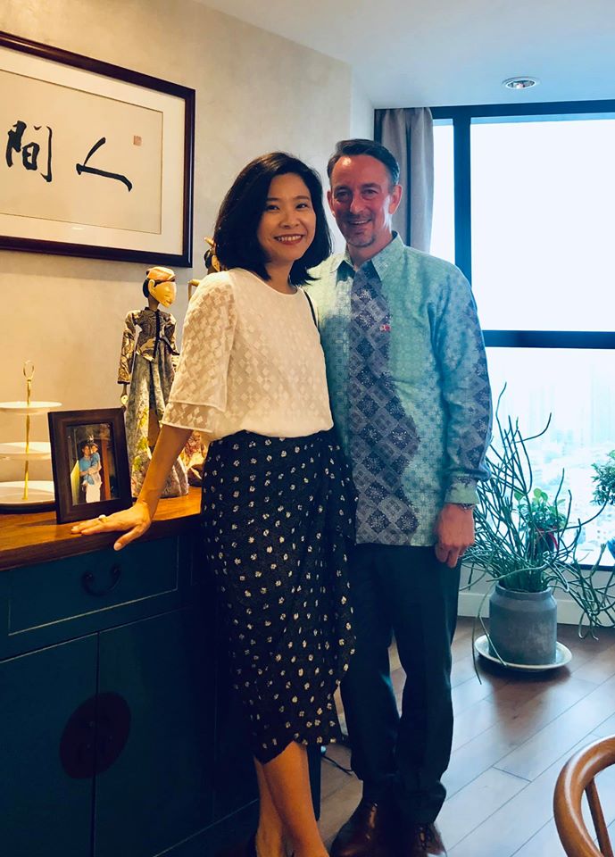 美國駐成都總領事林傑偉(Jim Mullinax)(右)夫人為台灣作家莊祖宜(左)。圖取自莊祖宜臉書