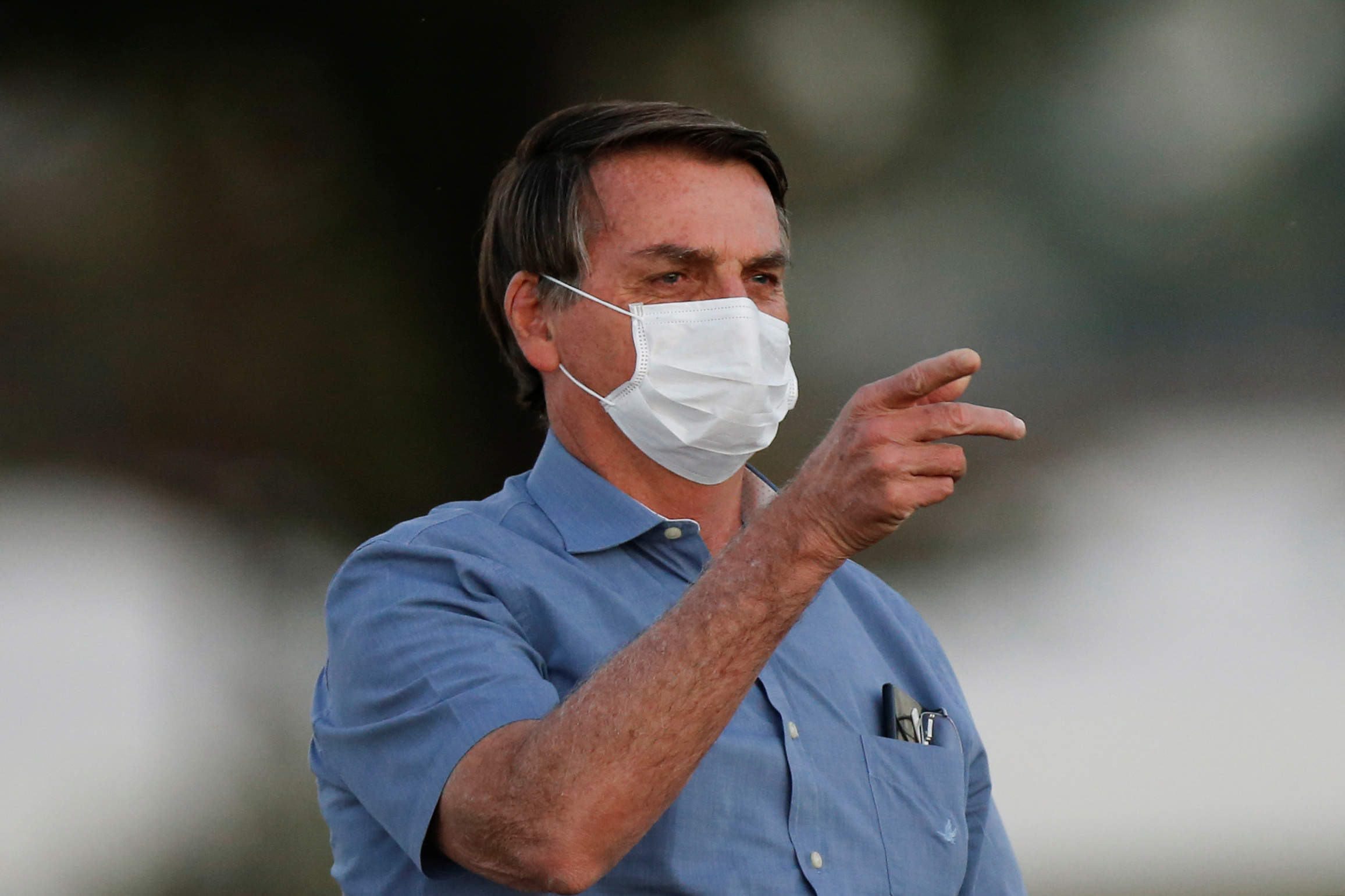 巴西總統波索納洛(Jair Bolsonaro)確診武漢肺炎之後仍舊到處趴趴走。（路透社/達志影像）