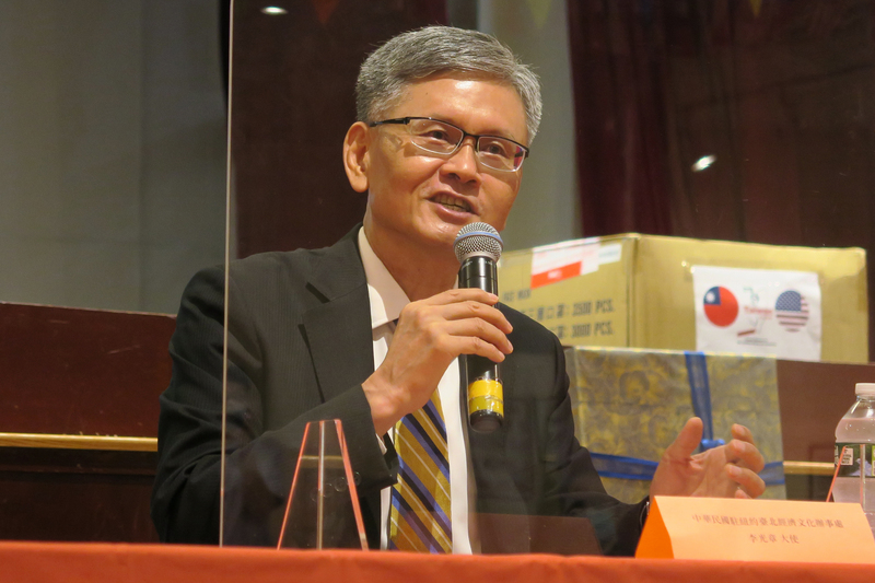新任駐紐約辦事處長李光章當地時間26日首次拜訪華埠，代表政府向紐約中華公所捐贈1萬片台灣製口罩。(圖：中央社)