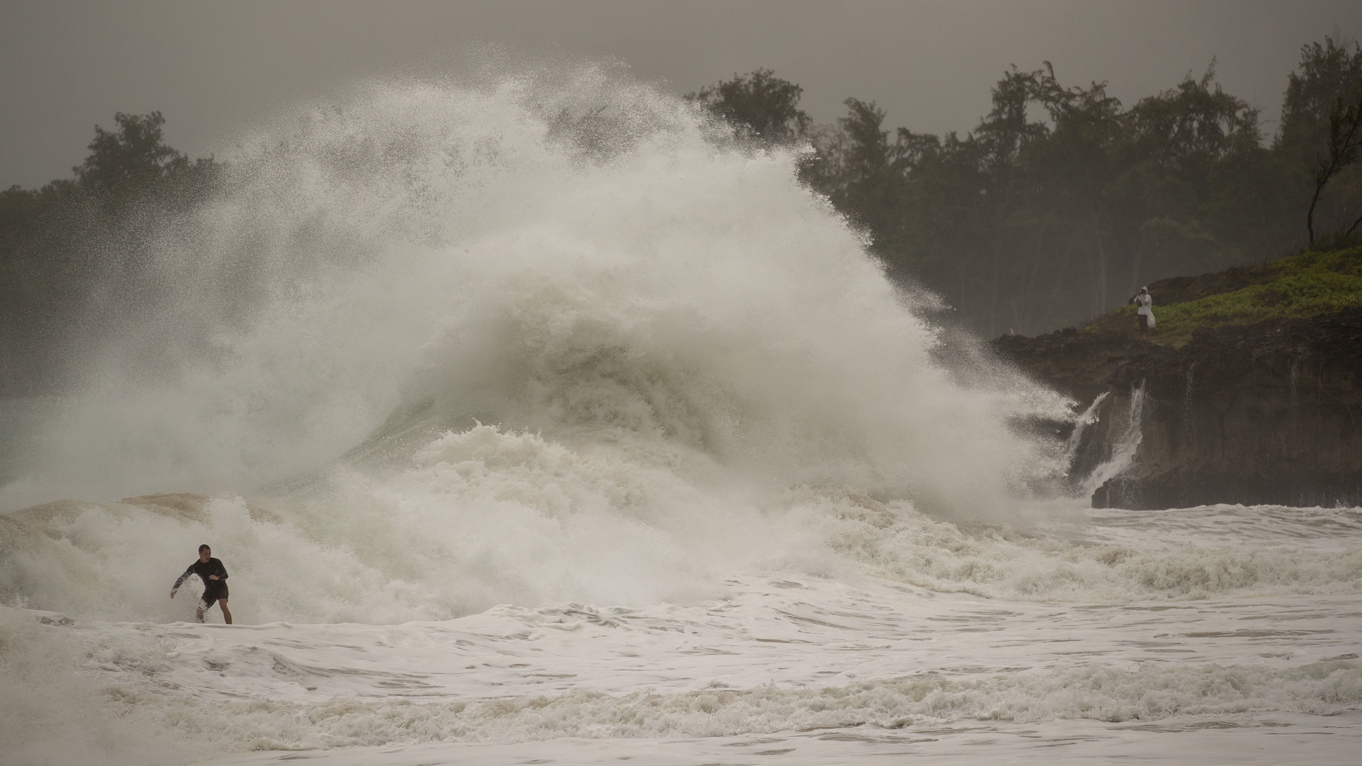 道格拉斯颶風(Hurricane Douglas)26日挾帶傾盆大雨、以及具傷害力的強風侵襲夏威夷。(美聯社/達志影像)