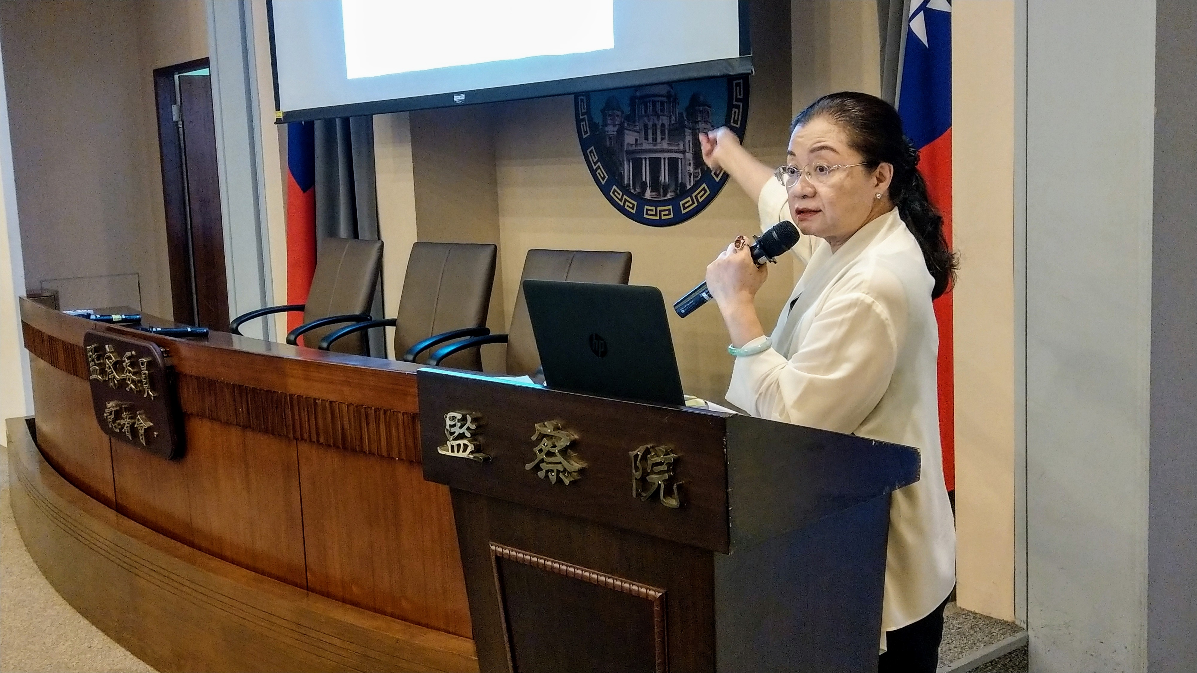 監委田秋堇指出，中選會未就核四啟封公投提案舉行聽證會，也無視理由書內容諸多錯誤，有疏忽怠職之嫌，因而要求行政院及中選會檢討改進。(歐陽夢萍 攝)